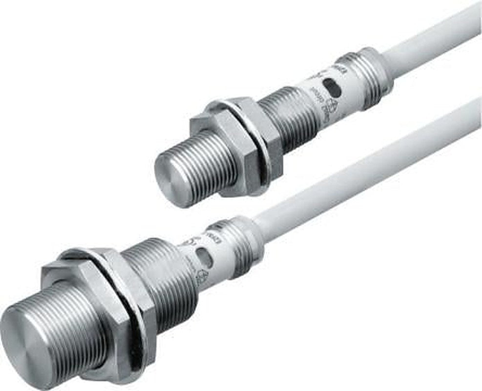Omron E2FM-X1R5B1-M1 Threaded Barrel Inductive Proximity Sensor, M8 x 1 PNP E2FM 24V dc 1.5 mm 30 V dc 200mA