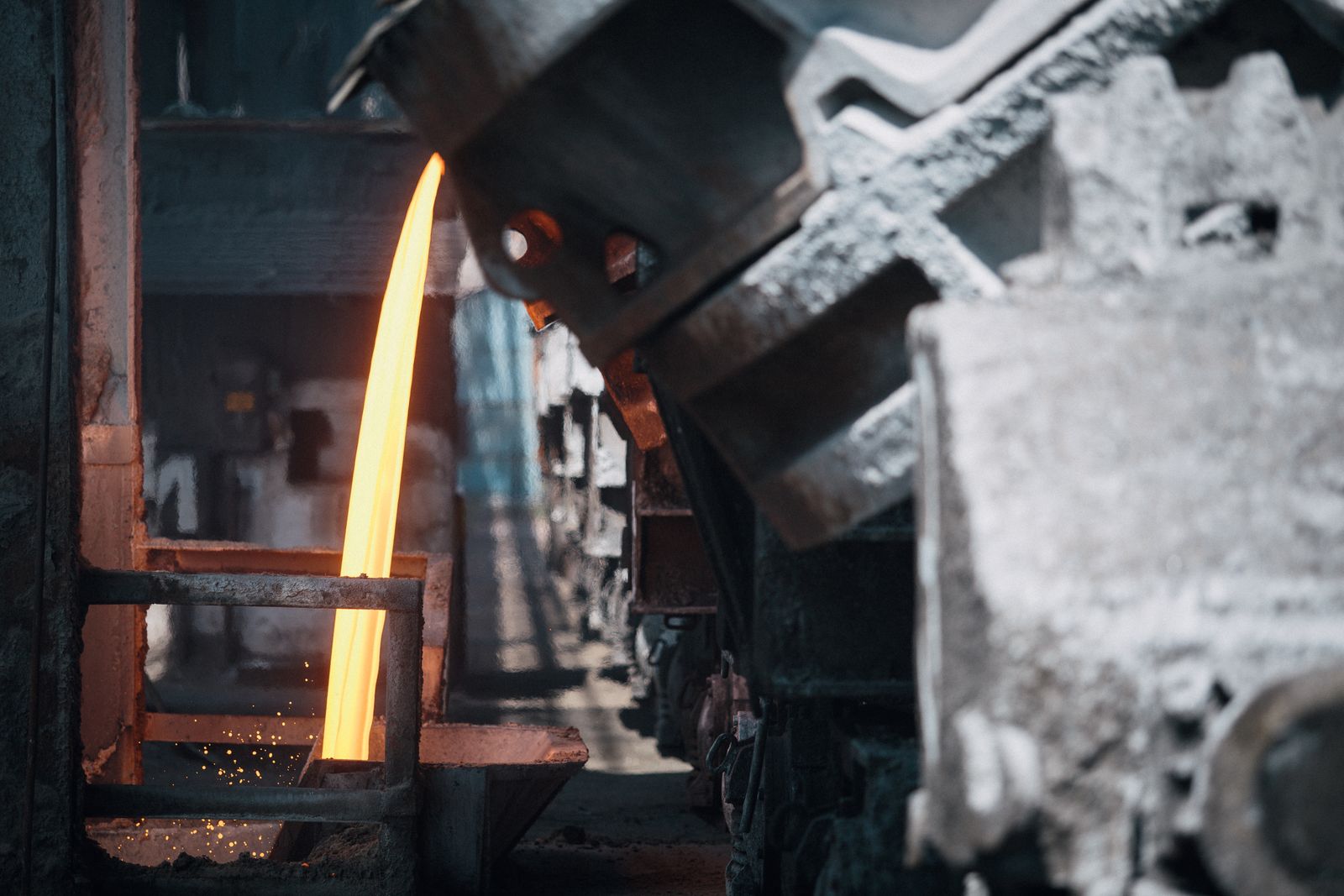 Molten metal pour in a steel mill