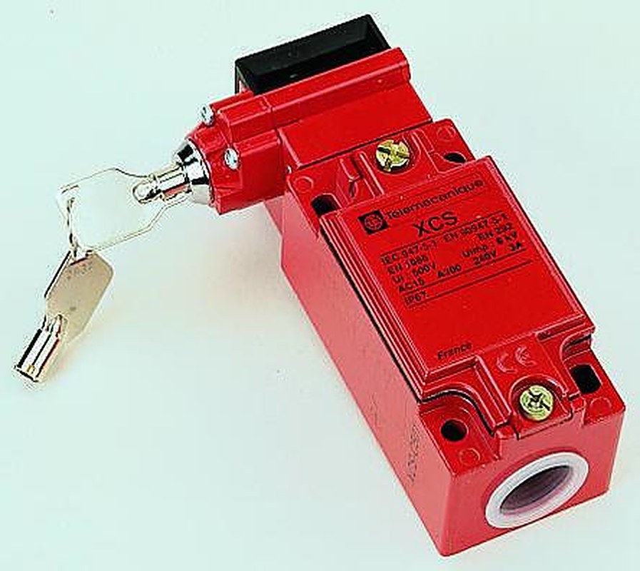 Telemecanique Sensors XCSC Safety Interlock Switch, Keyed Actuator Included, Zinc Alloy, Interlock