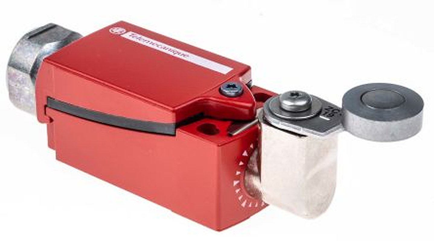 Telemecanique Sensors XCSD Series Roller Lever Interlock Switch, 1 NO/2 NC, IP66, IP67, Metal Housing, 240V ac, 1.5A