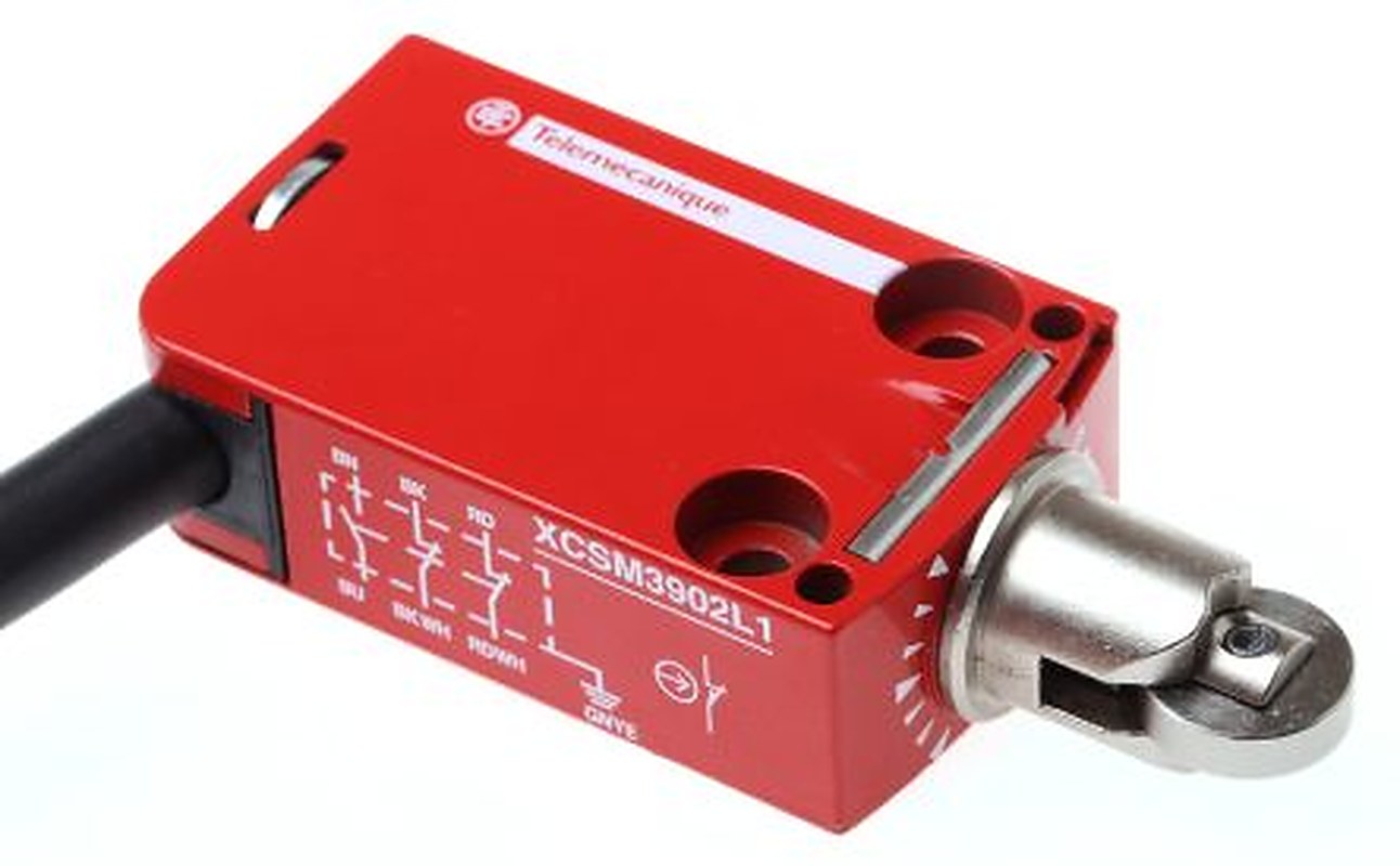 Telemecanique Sensors XCSM Series Roller Plunger Limit Switch, 1 NO/2 NC, IP66, IP67, IP68, Metal Housing, 240V ac, 1.5A