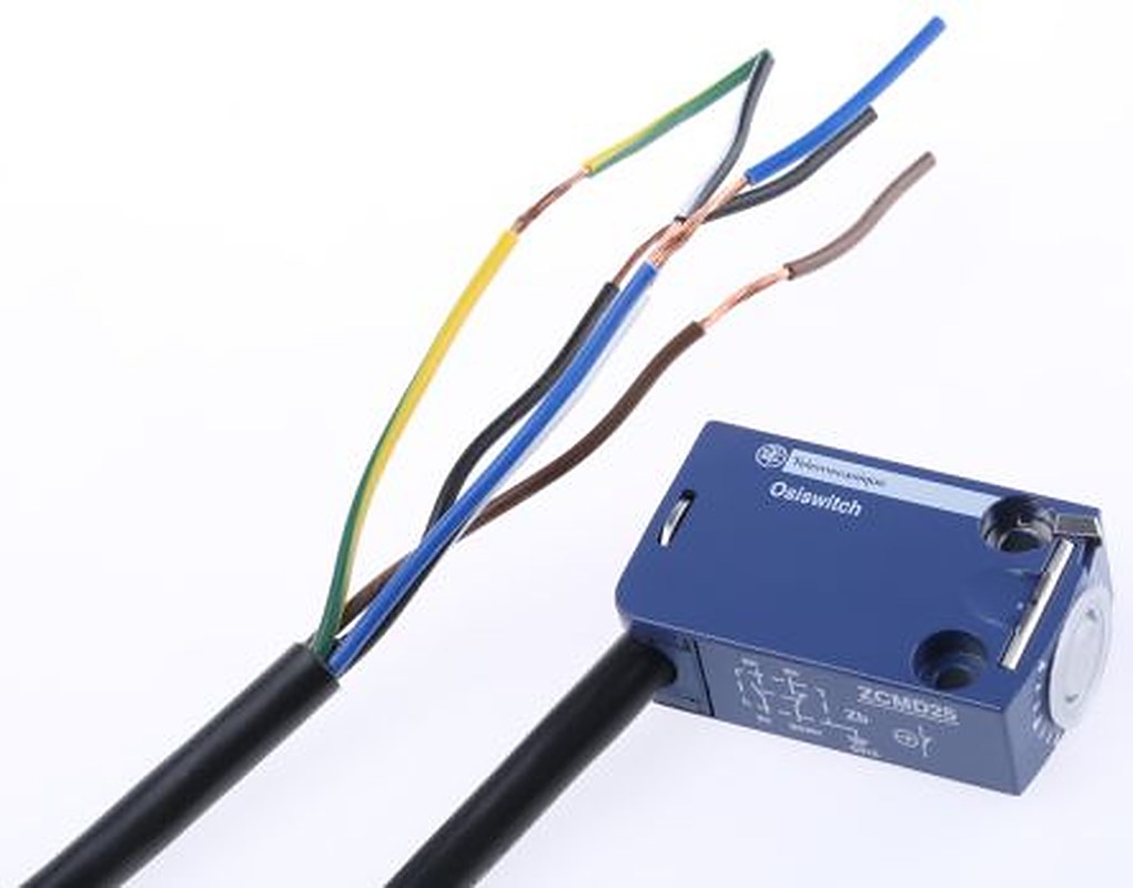 Telemecanique Sensors OsiSense XC Series Roller Lever Limit Switch, SPDT, IP66, Zinc Alloy Housing, 240V, 6A